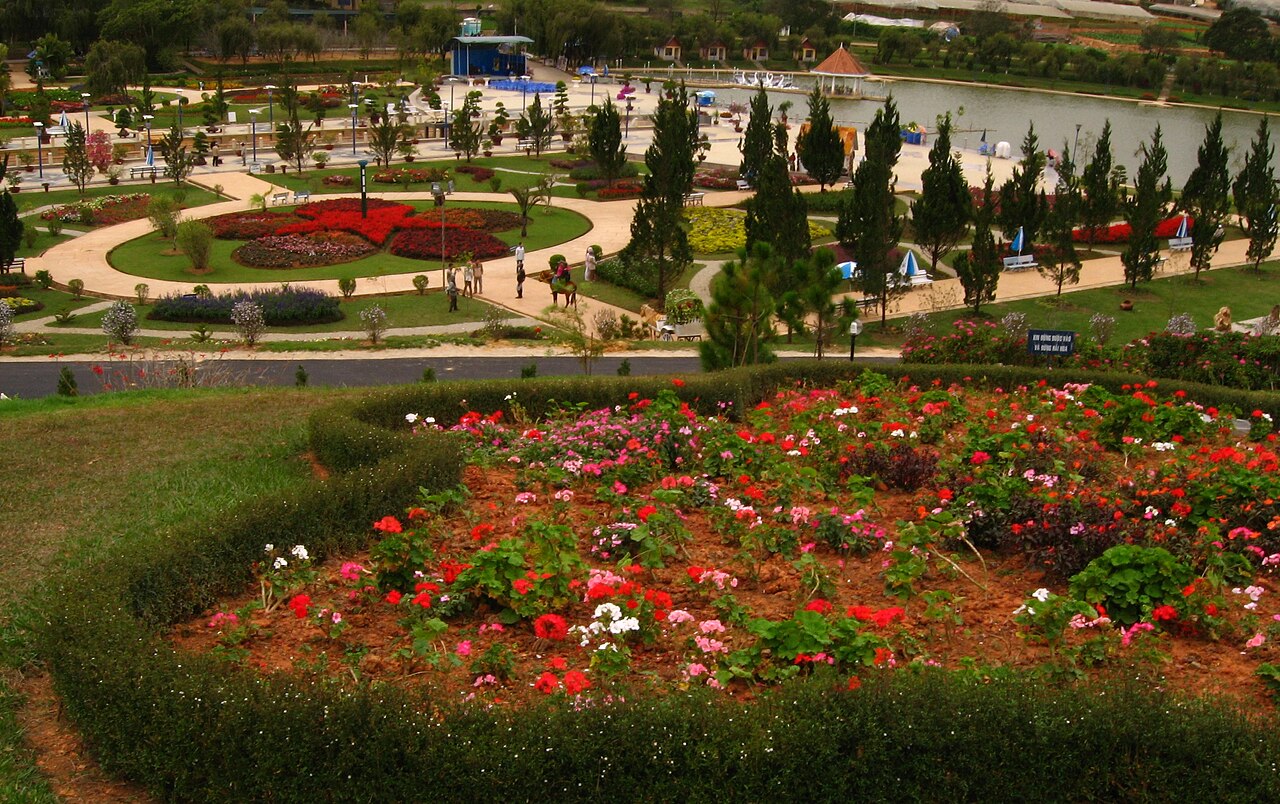 An older photograph of flower beds and paths at Da Lat Flower Garden; it illustrates the city’s flower-garden setting and is not a 2026 festival installation.