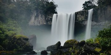 Hang En waterfall – the sparkling silver ribbon of majesty forest