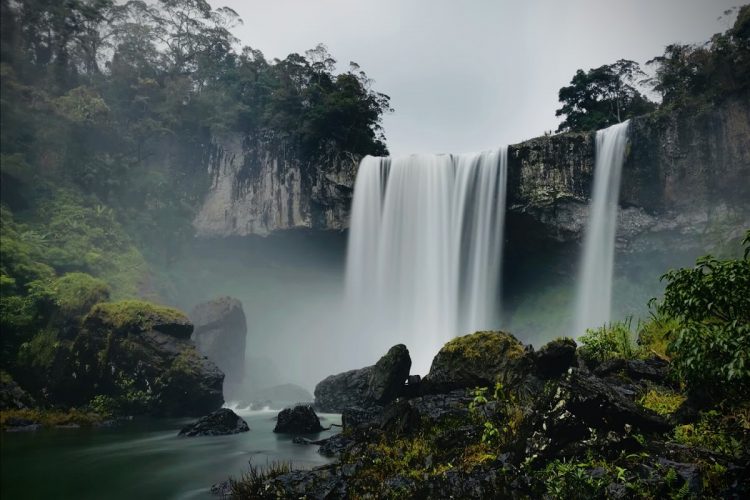 Hang En waterfall – the sparkling silver ribbon of majesty forest