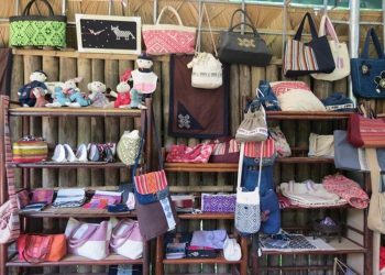 Lung Tam Linen Weaving Village – the vibrant color band