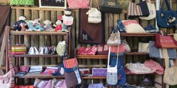 Lung Tam Linen Weaving Village – the vibrant color band