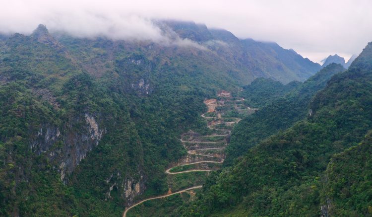 Me Pia Pass – the terrifying 14-story mountain pass in Vietnam