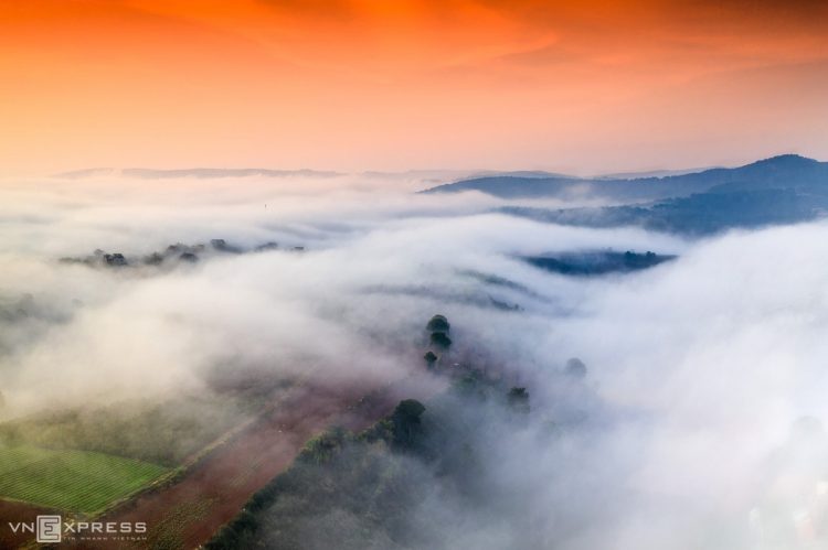 Mist hides and seeks in Da Lat