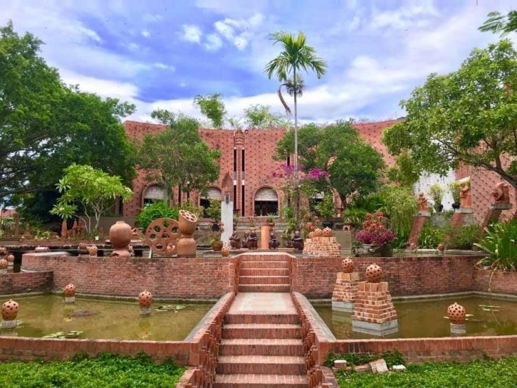 Visit Thanh Ha Pottery Village – a destination with many interesting things