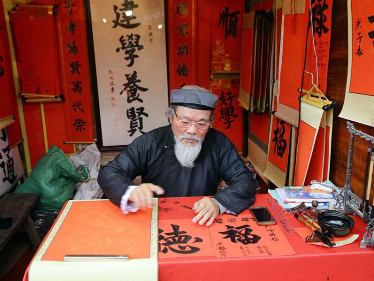 Asking Calligraphy for the New Year