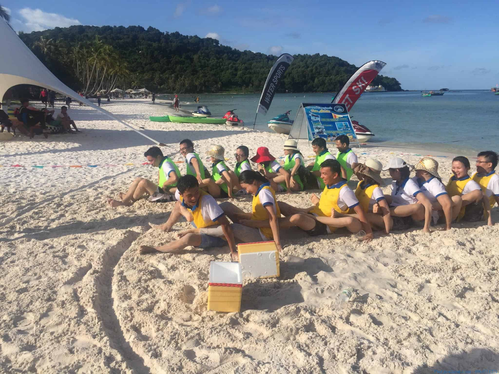 An Bang beach becomes crowded in the cool afternoon