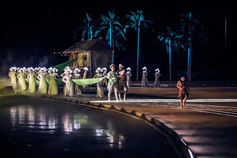 The children of the family carry the meaning of maintaining the race, they will create the next generations of Hoi An people.