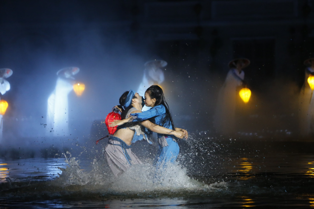 Happiness broke out on the audience's faces when the husband returned after many days of separation