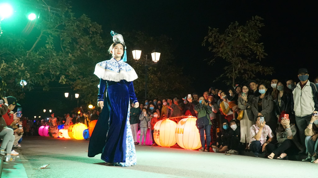 Ao dai is broken and adorned with many unique motifs, bold ancient colors