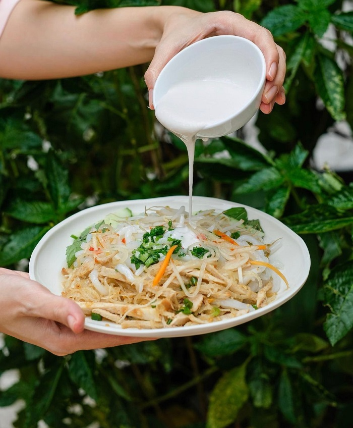 Banh tam bi with typical delicious coconut milk. Photo: voteyca.com eatery