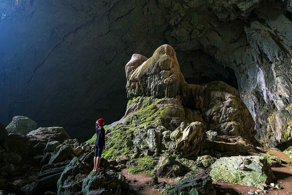 Bat Cave has many unique-shaped giant stalactites. Photo: Shutterstock/Le Minh Ty