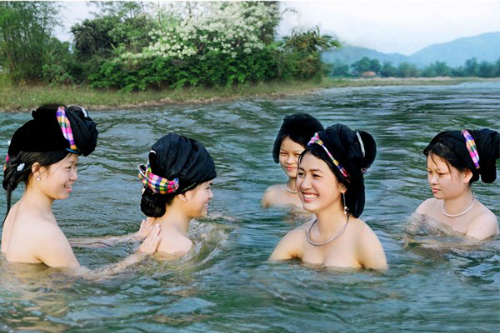 Girls from Thai ethnic minority bathing in a stream in the highlands of Northwest Vietnam. Photo: Readzo.