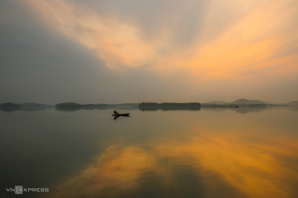 Sunset over Dong Mo Lake. Photo by Kieu Duong.