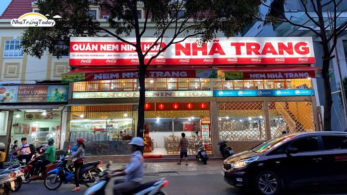 Nha Trang grilled meat roll restaurant is located on a bustling street.